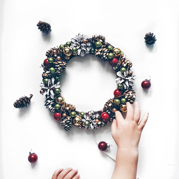 10+ Pretty Christmas Wreath Inspiration For Your Front Door - picture 8