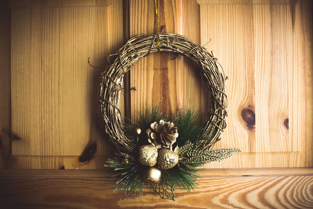 10+ Pretty Christmas Wreath Inspiration For Your Front Door - picture 9