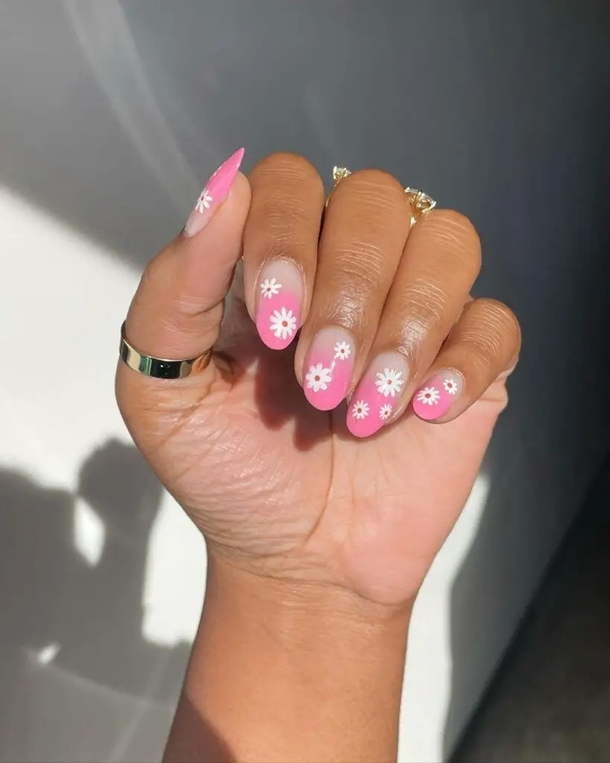 10 Stunning Daisy Nail Designs That Will WOW You - picture 11
