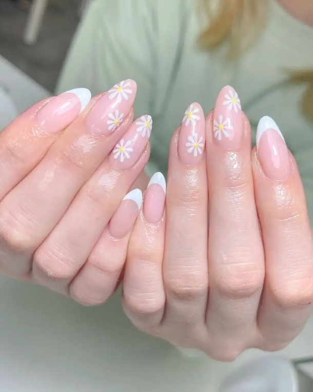 10 Stunning Daisy Nail Designs That Will WOW You - picture 2
