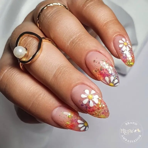 10 Stunning Daisy Nail Designs That Will WOW You - picture 3