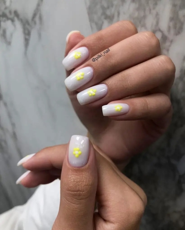 10 Stunning Daisy Nail Designs That Will WOW You - picture 6