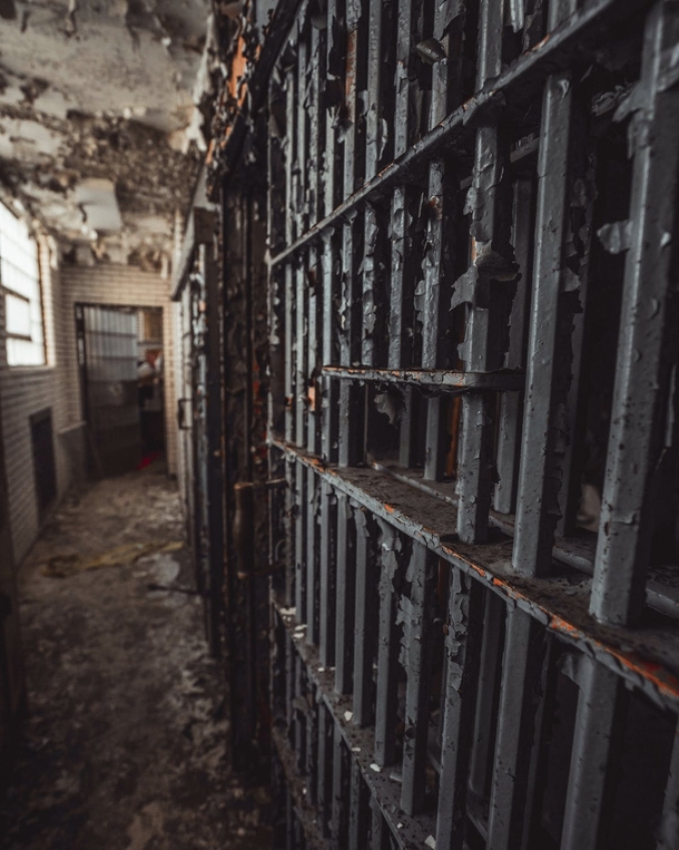 10 Terrifying Abandoned Homes / Buildings You Don't Want To Go Into - picture 11
