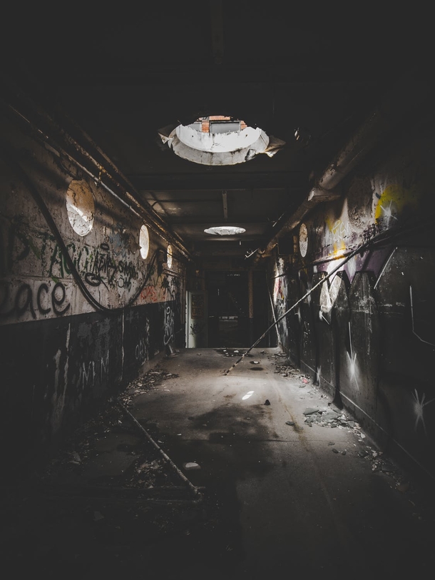 10 Terrifying Abandoned Homes / Buildings You Don't Want To Go Into - picture 2