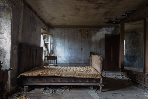 10 Terrifying Abandoned Homes / Buildings You Don't Want To Go Into - picture 3