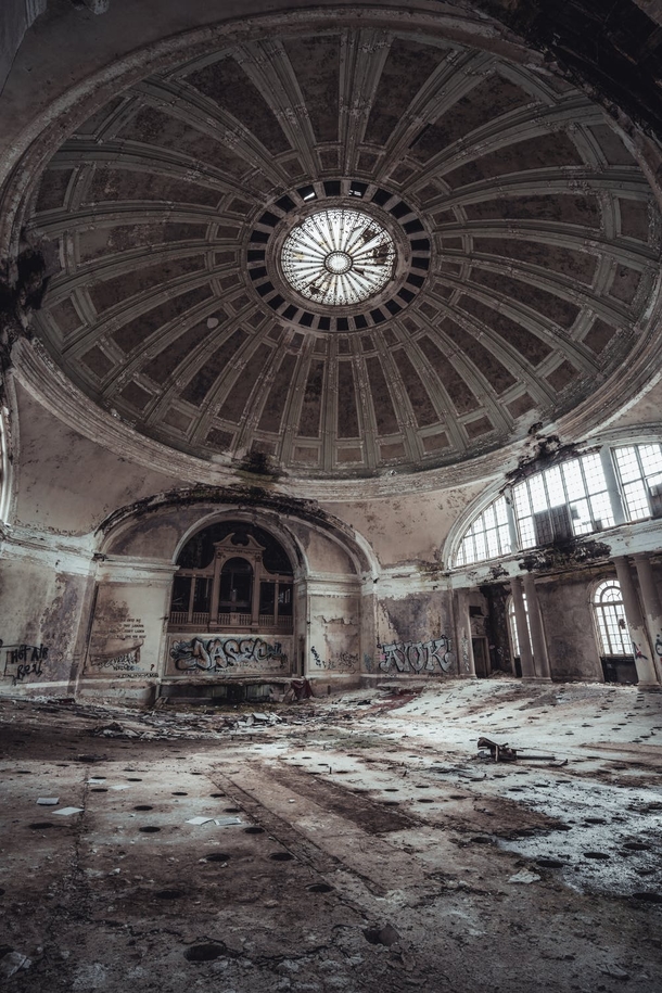 10 Terrifying Abandoned Homes / Buildings You Don't Want To Go Into - picture 5