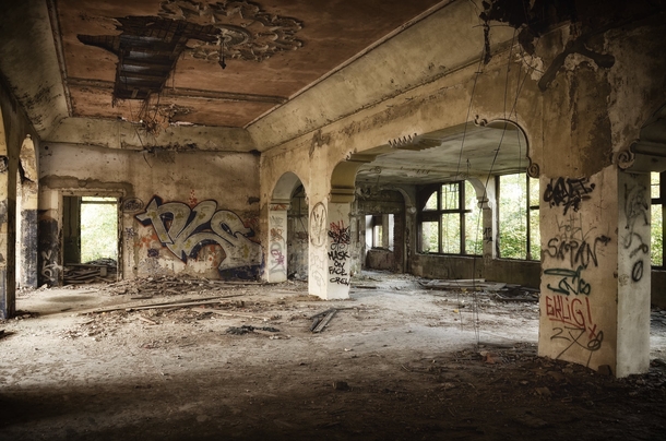 10 Terrifying Abandoned Homes / Buildings You Don't Want To Go Into - picture 6