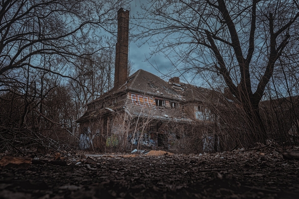 10 Terrifying Abandoned Homes / Buildings You Don't Want To Go Into - picture 8