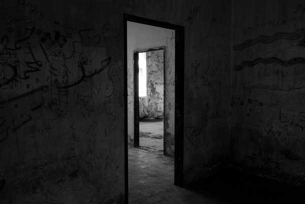 10 Terrifying Abandoned Homes / Buildings You Don't Want To Go Into - picture 9