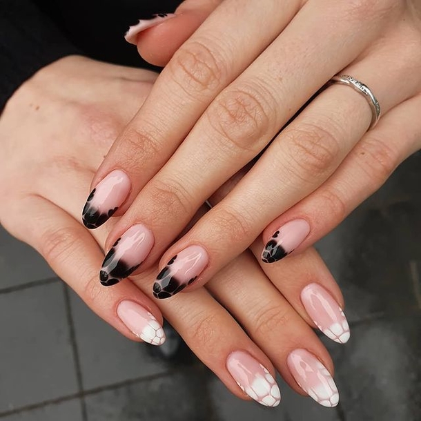 10 Trendy Black and White Nails That Are In Style Right Now - picture 11