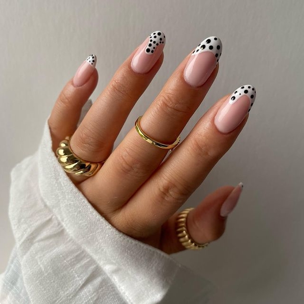 10 Trendy Black and White Nails That Are In Style Right Now - picture 6
