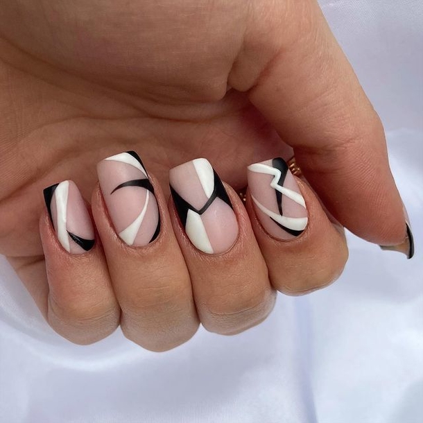 10 Trendy Black and White Nails That Are In Style Right Now - picture 8