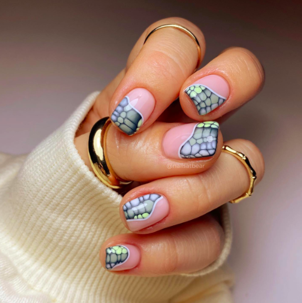 10+ Trendy Snake Print Nails For A New Look - picture 2