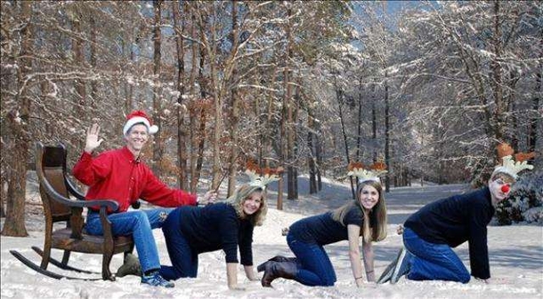 10 Very Awkward Family Christmas Photos - picture 7