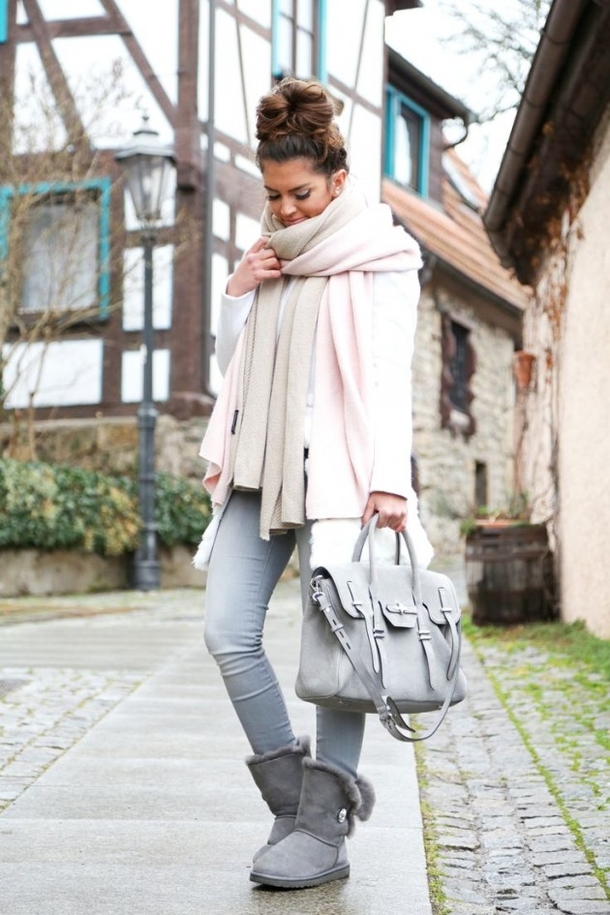 10 Warm And Cozy Outfits With Ugg Boots - picture 4