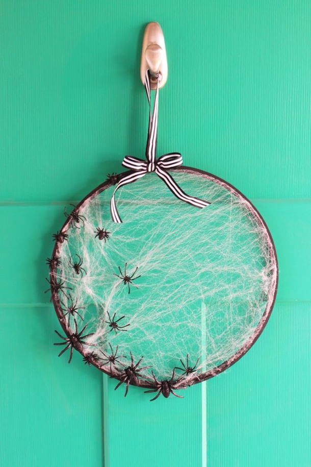 10 Wickedly Cool Halloween Wreath Ideas - picture 8