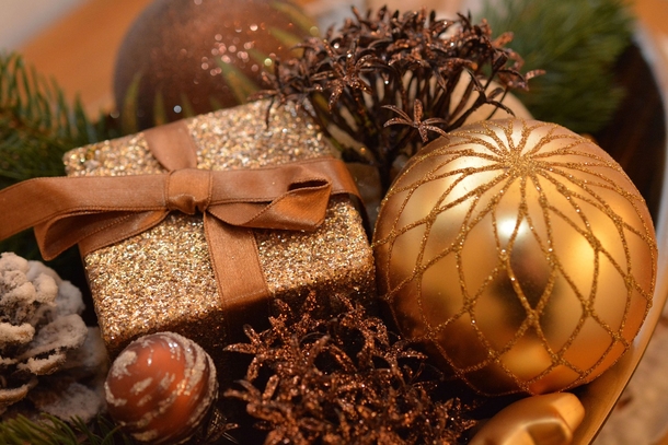 10 Winter Themed Christmas Baubles - picture 10