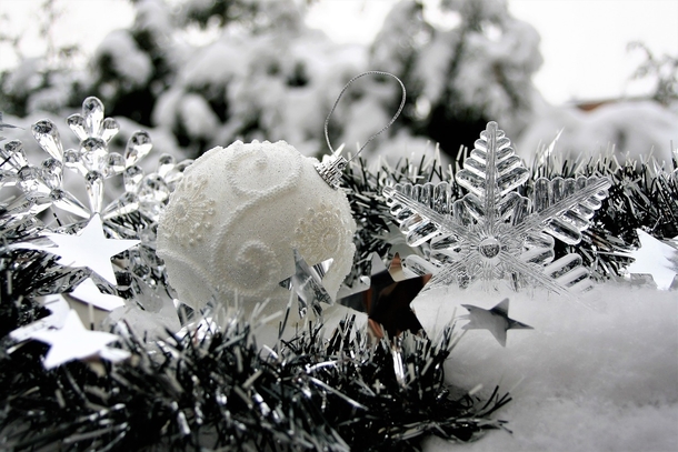 10 Winter Themed Christmas Baubles - picture 6
