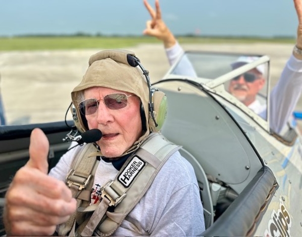100-Yr-Old Navy Vet Flies In The Skies One More Time In WWII-Era Biplane: “I Live To Fly.” - picture 2
