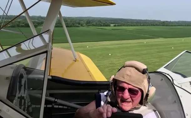 100-Yr-Old Navy Vet Flies In The Skies One More Time In WWII-Era Biplane: “I Live To Fly.” - picture 3