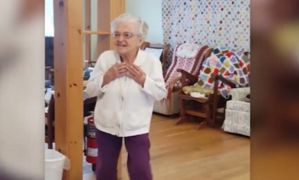 101-Year-Old Perks Up When She Hears Elvis Tune, Breaks Into Dance That Stuns The Internet - picture 2