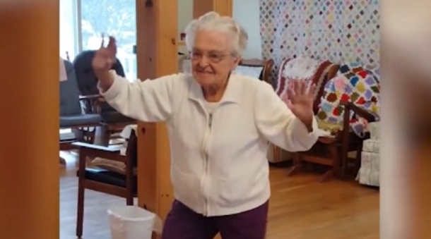 101-Year-Old Perks Up When She Hears Elvis Tune, Breaks Into Dance That Stuns The Internet - picture 3