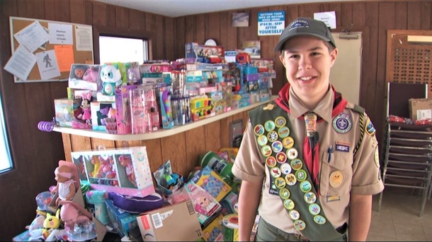 12-year-old boy buys over $11k in Christmas presents for kids he doesn’t know after selling popcorn - picture 3