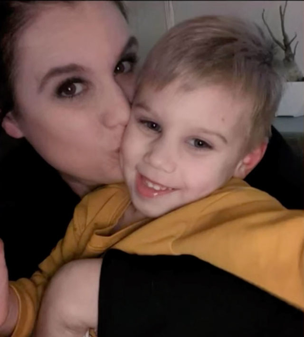 12-year-old girl rescues 4-year-old boy who fell into an open sewer - picture 3