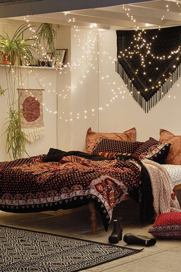 15 Ways To Use Fairy Lights In The Bedroom - picture 2