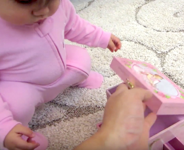 15-Month-Old Girl Melts The Hearts Of Everyone Once Mommy Opens Up This Adorable Pink Music Box - picture 2