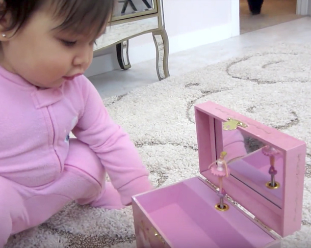 15-Month-Old Girl Melts The Hearts Of Everyone Once Mommy Opens Up This Adorable Pink Music Box - picture 3