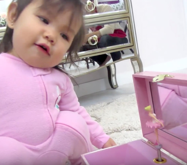 15-Month-Old Girl Melts The Hearts Of Everyone Once Mommy Opens Up This Adorable Pink Music Box - picture 4