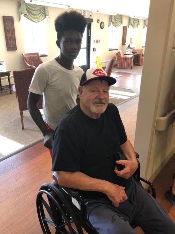15-year-old boy cares for elderly neighbors every day, mom wants to know his real intentions - picture 4