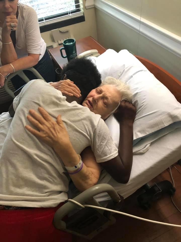 15-year-old boy cares for elderly neighbors every day, mom wants to know his real intentions - picture 5