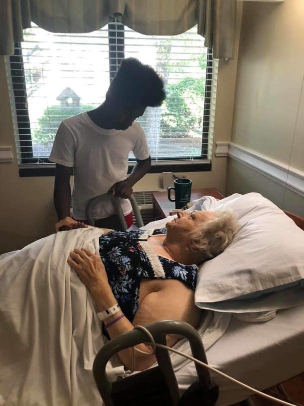 15-year-old boy cares for elderly neighbors every day, mom wants to know his real intentions - picture 6