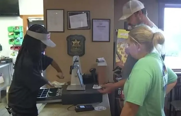 16-year-old cashier with physical disability ‘speechless’ after receiving wonderful tip from customer for working hard - picture 2