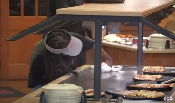 16-year-old cashier with physical disability ‘speechless’ after receiving wonderful tip from customer for working hard - picture 3