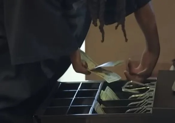 16-year-old cashier with physical disability ‘speechless’ after receiving wonderful tip from customer for working hard - picture 4