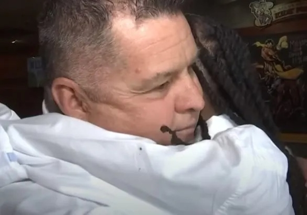 16-year-old cashier with physical disability ‘speechless’ after receiving wonderful tip from customer for working hard - picture 5
