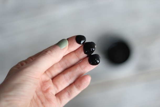 17 Uses Of Activated Charcoal To Up Your Beauty Game - picture 2