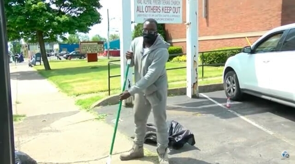 18-Year-Old High school student decides to clean up street for 10 hours after protest turns violent - picture 2
