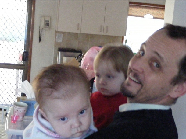 2 Small Kids Vanish Into Thin Air. 3 Years Later, They Suddenly Pop Up At Dad's Front Door - picture 2