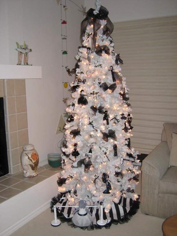 20 Decorated Halloween Trees - picture 7