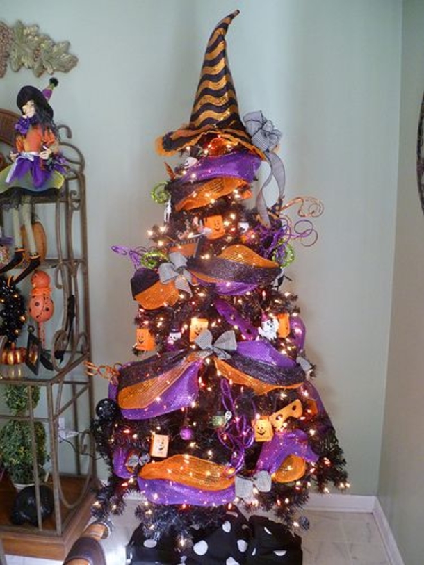 20 Decorated Halloween Trees - picture 9