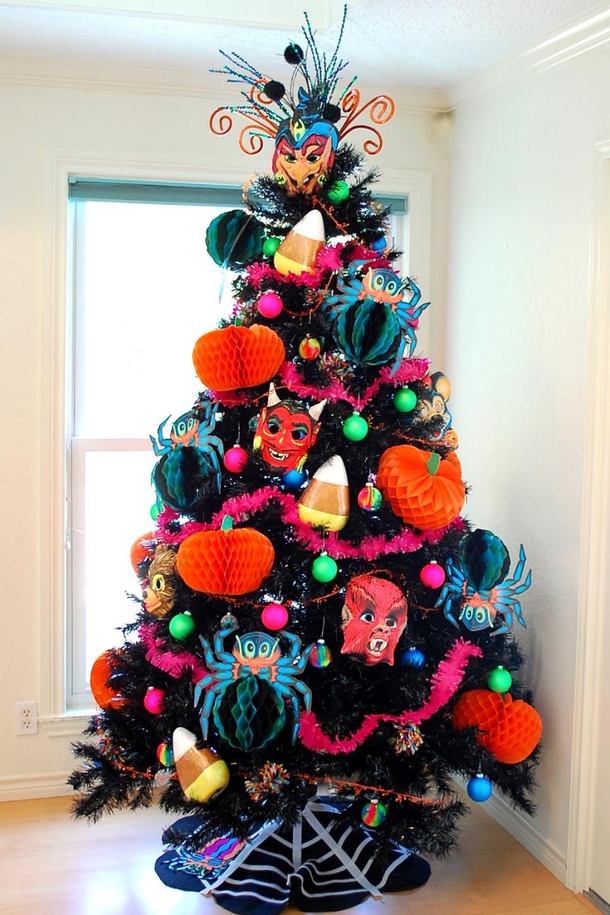 20 Decorated Halloween Trees - picture 10