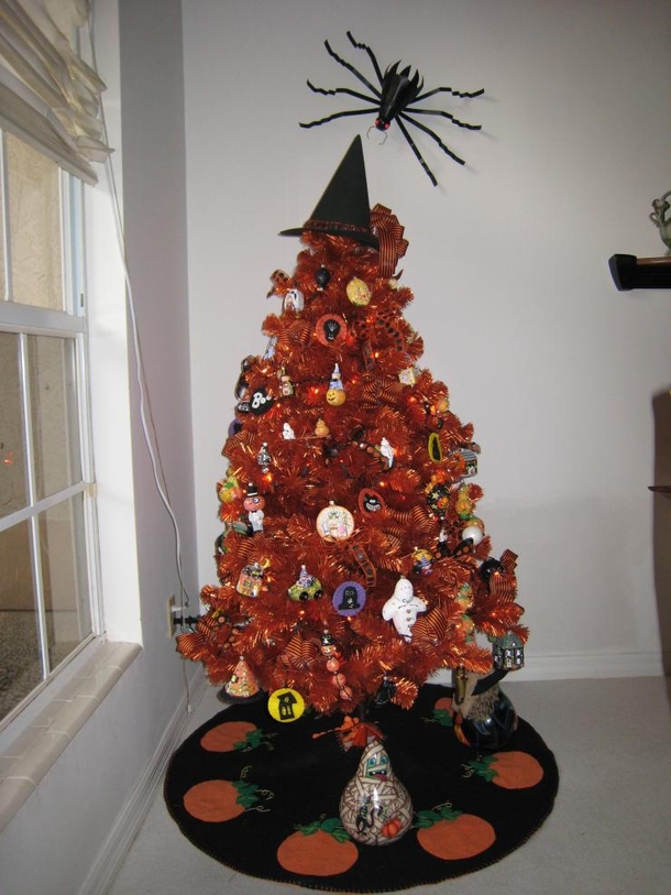 20 Decorated Halloween Trees - picture 19