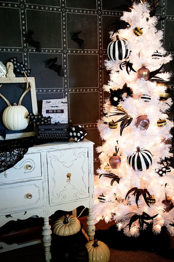 20 Decorated Halloween Trees