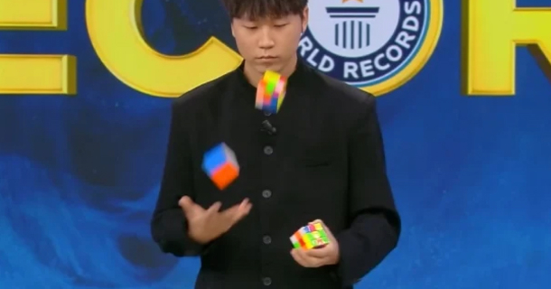 22-Year-Old Man Juggles 3 Rubik’s Cubes While As He Solves Them To Beat His Own Record - picture 2