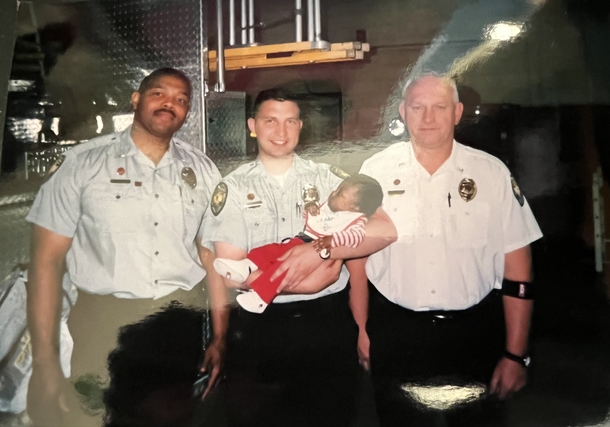 22-Year-Old woman reunites with firefighters who helped deliver her as a baby 22 years ago - picture 3