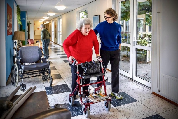 24-Year-Old Expresses His Feelings Living With Dementia Patients: “I Live With The Most Beautiful People.” - picture 2